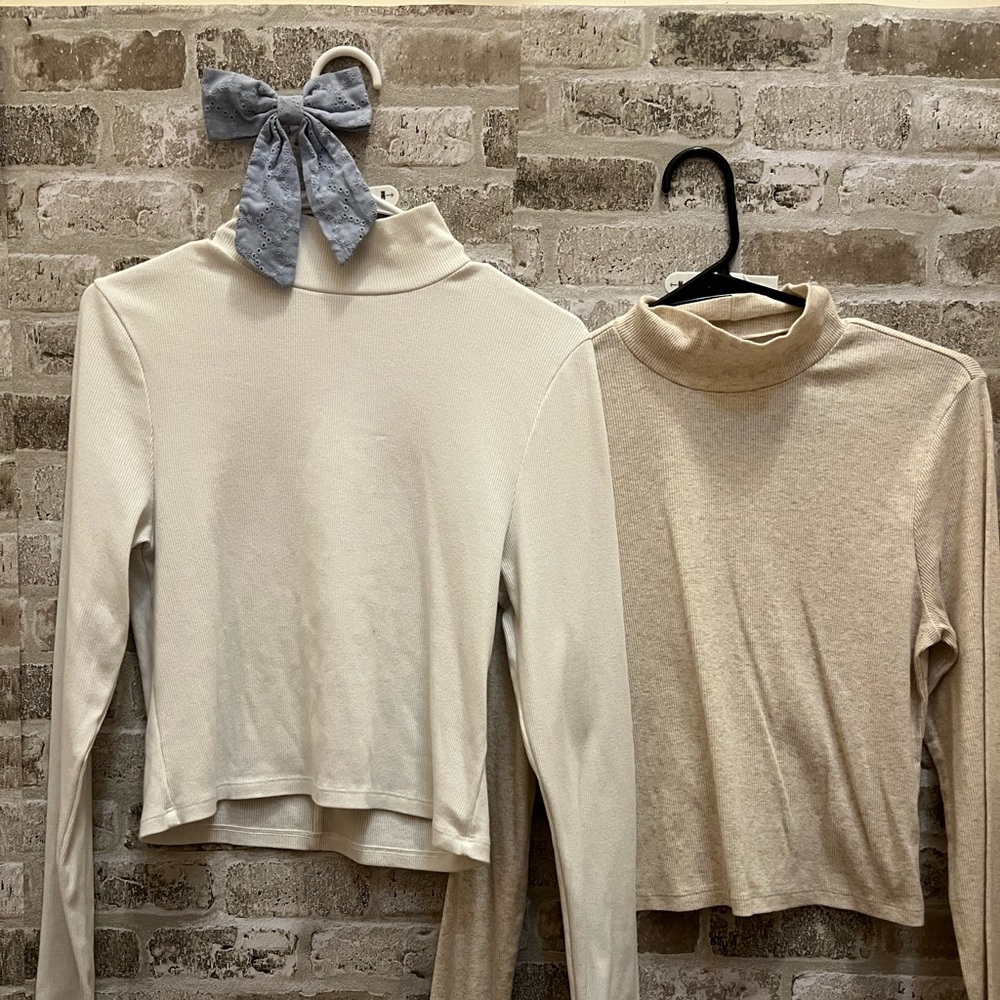 American Eagle Cream and Tan Turtleneck Long Sleeve Tops